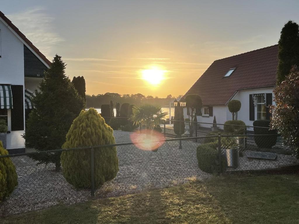 Freistehendes Ferienhaus Am See Naehe Roermond Heel Екстериор снимка
